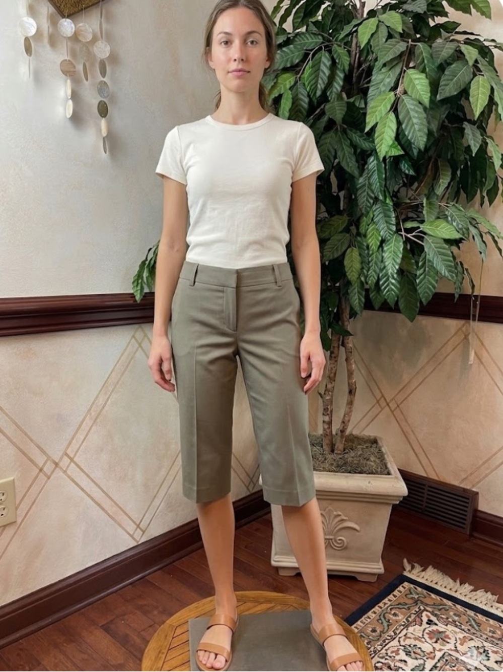 THE LIMITED LIGHT OLIVE KNEE LENGTH CAPRI PANTS